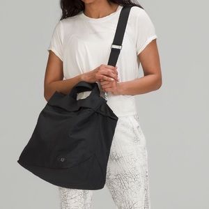 NWOT lululemon on my level bag